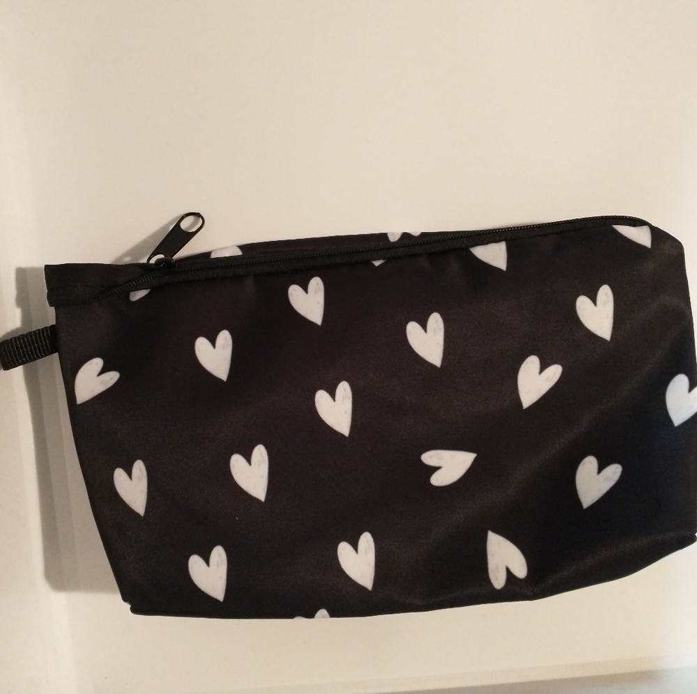 🧁 3/$30 Hearts Makeup Bag Black and White NEW - Picture 2 of 9